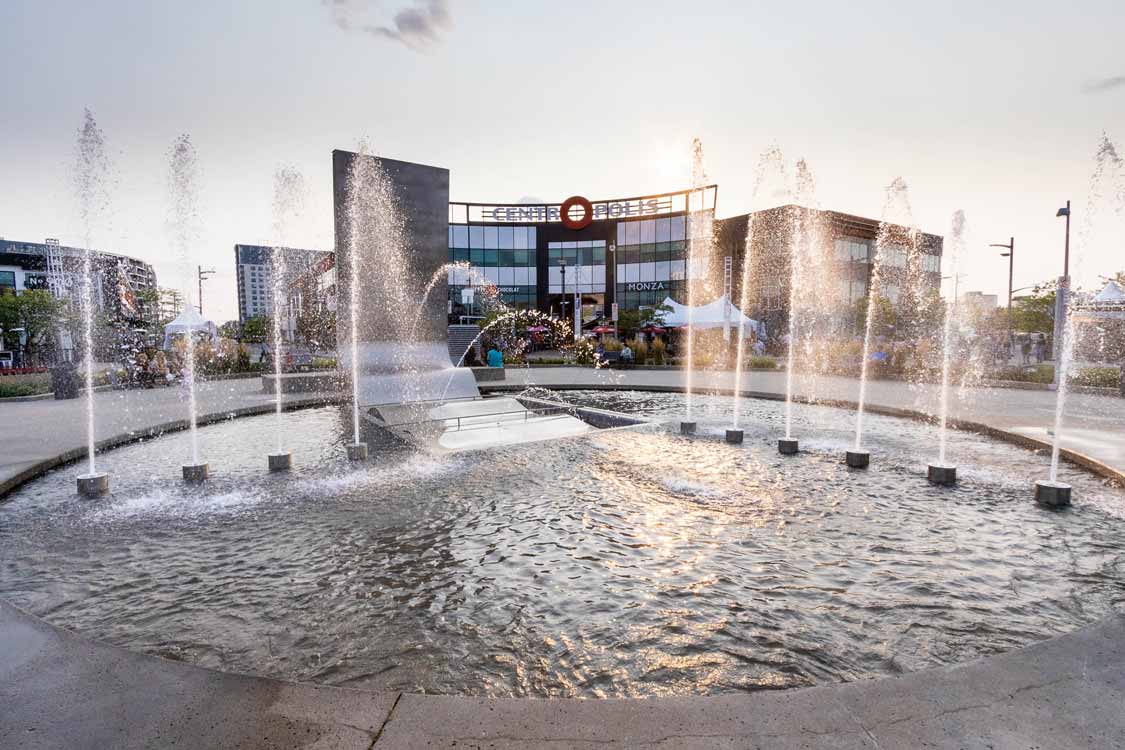 Famille arrivant au site H₂Origin au Centropolis de Laval