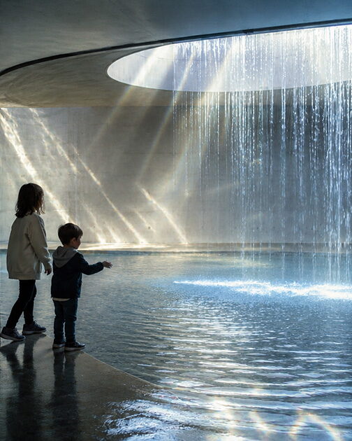 Enfants découvrant une expérience d'eau interactive en journée à H₂Origin